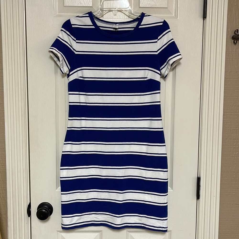 Old Navy womens size medium dress. Fitted. Blue and white